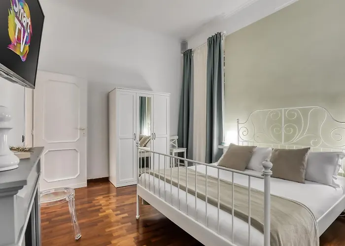 Apartment Atrhome Frattina Luxury Rom